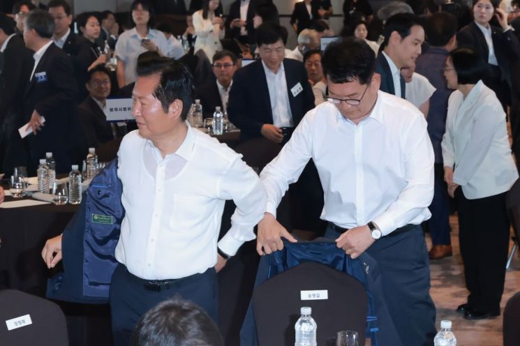 정청래 전 대표와 송영길 전 대표가 지난 3일 서울 용산구 한 호텔에서 열린 더불어민주당 국회의원 워크숍에 참석하고 있다. 연합뉴스