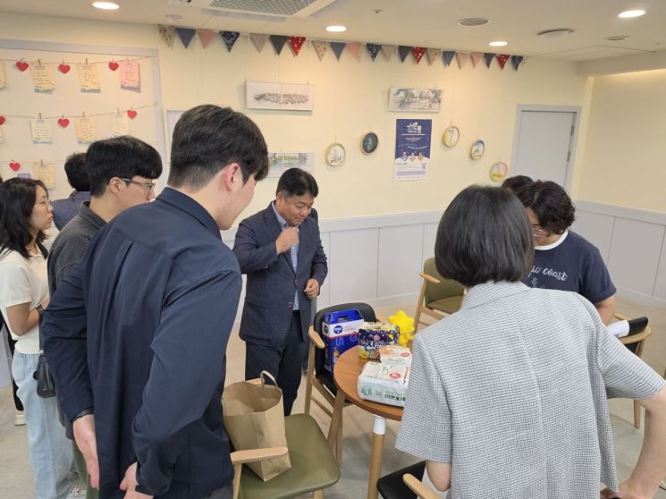 남양주시  평택시 관계자가 화성특례시 그냥드림의 물품 구성을 살펴보고 있다. 화성시 제공