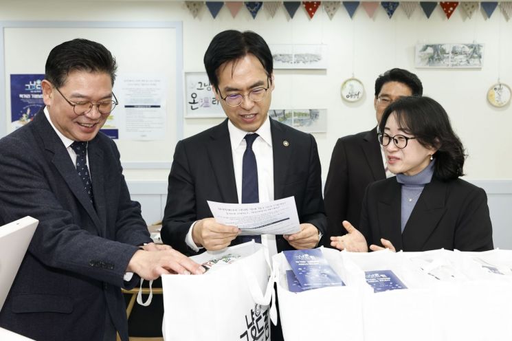 김민재 행정안전부 차관이 지난 3월 화성특례시 ‘그냥드림 온(溫) 라운지’ 를 방문해 안내문을 읽고 있다. 화성시 제공