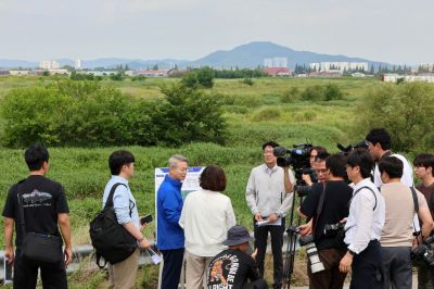 민형배 전남광주통합특별시장이 7일 광주 군공항 인근 공군 탄약고 부지를 점검하고 있다. 연합뉴스