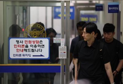 7일 오전 전남광주통합특별시 광산구 광산경찰서에서 광주지검 수사관들이 압수수색을 하고 있다.  연합뉴스
