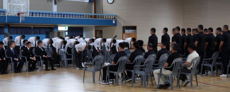 광주일고와의 경기 중 "스타벅스 가야지'라는 응원 구호를 외쳐 파문을 일으킨 서울 배제고등학교 야구부 학생들이(왼쪽)가 6일 오후 전남광주통합특별시 북구 광주제일고등학교를 찾아 사과하고 있다. 연합뉴스