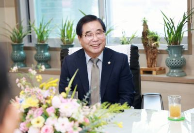 최정욱 군의장은 군민의 뜻을 전적으로 존중하며 상생의 정치를 펼치겠다는 뜻을 분명히 했다. 이준경 기자