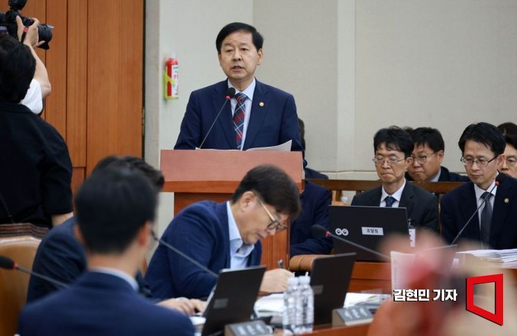 구윤철 부총리 겸 재정경제부 장관이 7일 국회에서 열린 재정경제기획위원회에서 기관 보고를 하고 있다. 김현민 기자