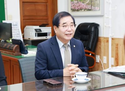 최정욱 의장은 군 조직개편과 대형 국책사업에 대해서도 날카로운 검증을 예고했다. 이준경 기자