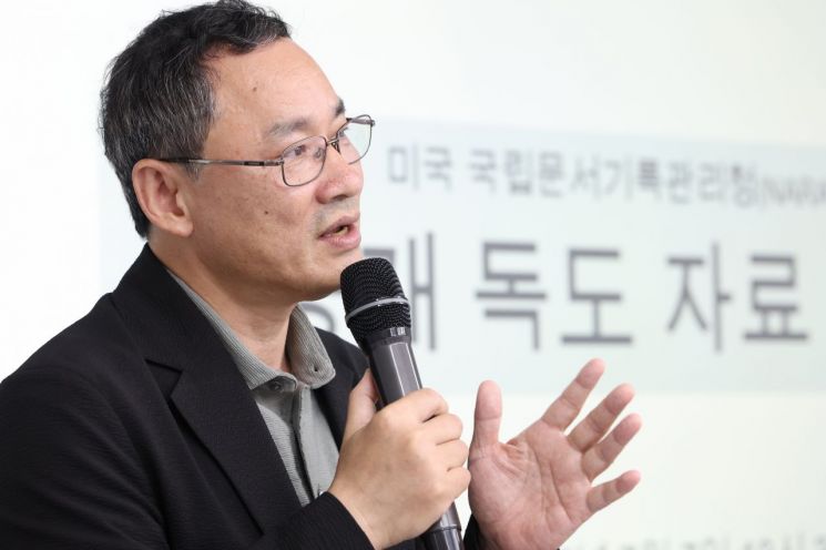 전갑생 성공회대학교 동아시아연구소 연구교수가 7일 서울 영등포구 동북아역사재단 독도체험관에서 열린 '미국 국립문서기록관리청(NARA) 수집 미공개 독도 자료 기증식'에서 자료 수집 경위를 설명하고 있다. 연합뉴스