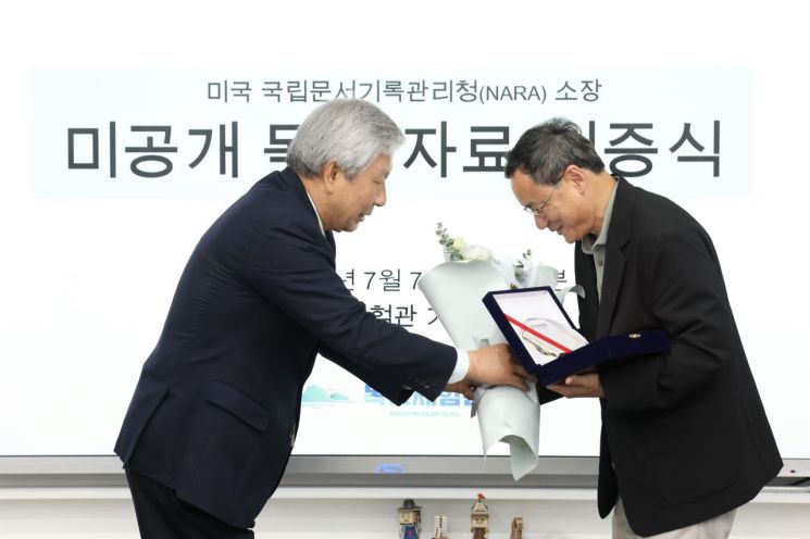 정용상 동북아역사재단 사무총장이 7일 서울 영등포구 동북아역사재단 독도체험관에서 열린 '미국 국립문서기록관리청(NARA) 수집 미공개 독도 자료 기증식'에서 전갑생 성공회대학교 동아시아연구소 연구교수에게 감사패를 수여하고 있다. 연합뉴스