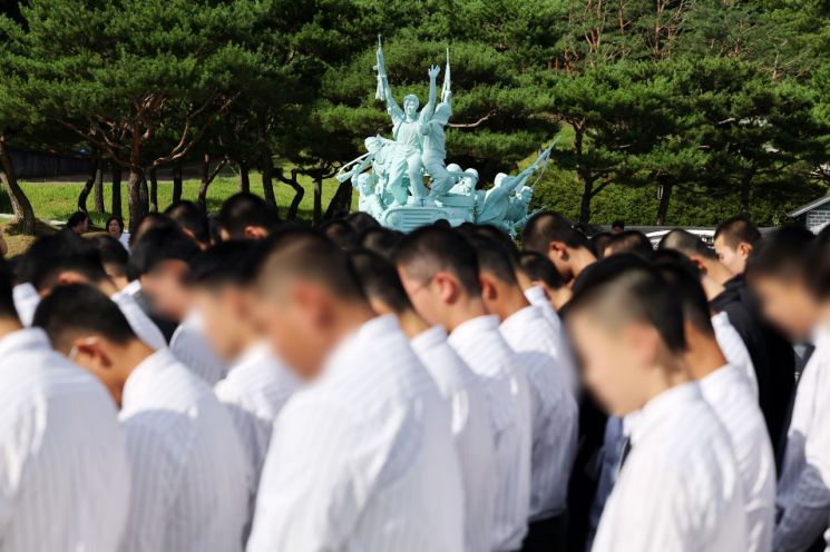 지난 6일 전남광주통합특별시 북구 국립 5·18 민주묘지에서 광주제일고등학교·배재고등학교 학생들이 참배하고 있다. 연합뉴스
