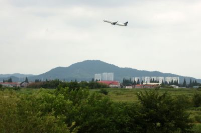 지난 7일 전남광주 광산구 광주 군 공항에서 여객기가 날아오르고 있다. 정부는 호남권 반도체 클러스터 부지로 광주 군 공항을 선정했다. 연합뉴스