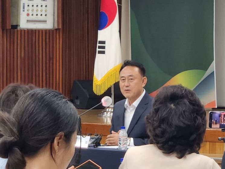 이충우 여주시장이 8일 민선 9기 언론브리핑에서 "도시재생과 생활SOC 확충, 복지정책을 유기적으로 연계해 원도심에 새로운 활력을 불어넣고 시민 삶의 질을 높이는 데 행정력을 집중하겠다"고 밝히고 있다. 이종구 기자