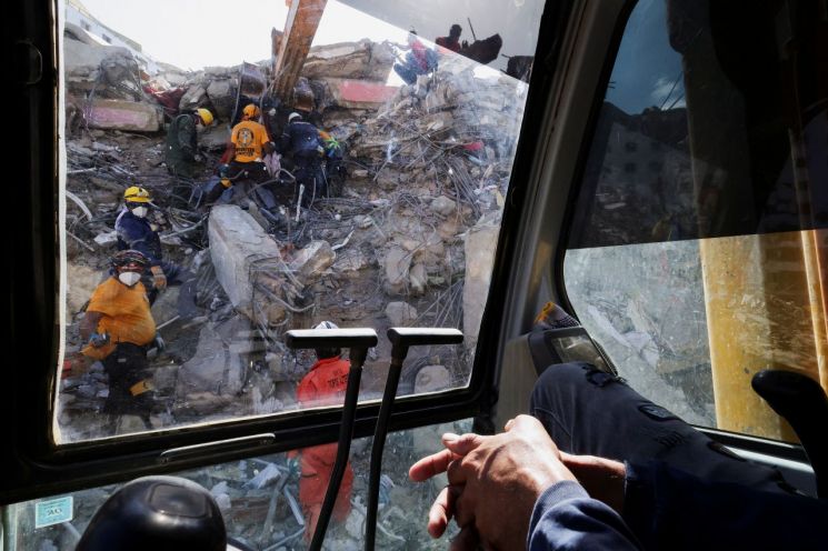 한편, 미국 지질조사국(USGS) 발표를 보면 베네수엘라 북부에서는 지난달 24일 규모 7.2 지진에 이어 약 39초 뒤 규모 7.5 지진이 잇따라 발생했다. 라과이라와 수도 카라카스 일대에서 피해가 집중됐으며, 외신들은 사망자와 이재민 규모가 계속 늘고 있다고 전했다. 로이터연합뉴스