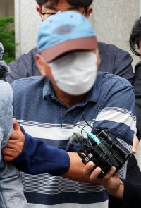 '여고생 살해범' 장윤기 사건의 증거를 인멸한 혐의 등을 받는 광주 광산경찰서 수사팀장 A 경감이 8일 오전 전남광주통합특별시 동구 광주지방법원에서 열린 구속 전 피의자 심문(영장실질심사)에 출석한 뒤 법정 밖으로 나오고 있다. 연합뉴스