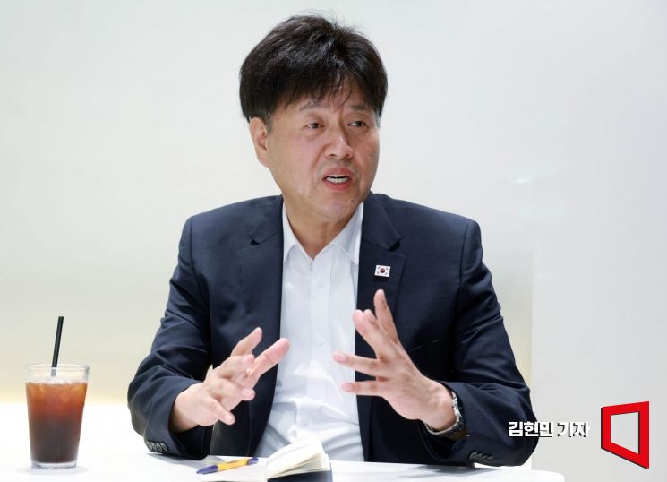 더불어민주당 최고위원에 출마한 김용 전 민주연구원 부원장이 서울 여의도의 한 카페에서 아시아경제와 인터뷰를 하고 있다. 2026.7.8 김현민 기자
