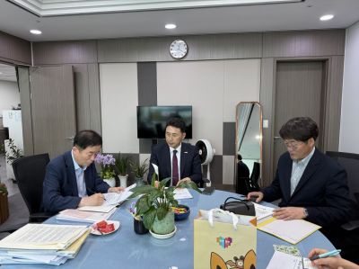이남오 함평군수가 강득구 국회의원을 방문해 지역 현안 사업에 대해 건의하고 있다. 함평군 제공