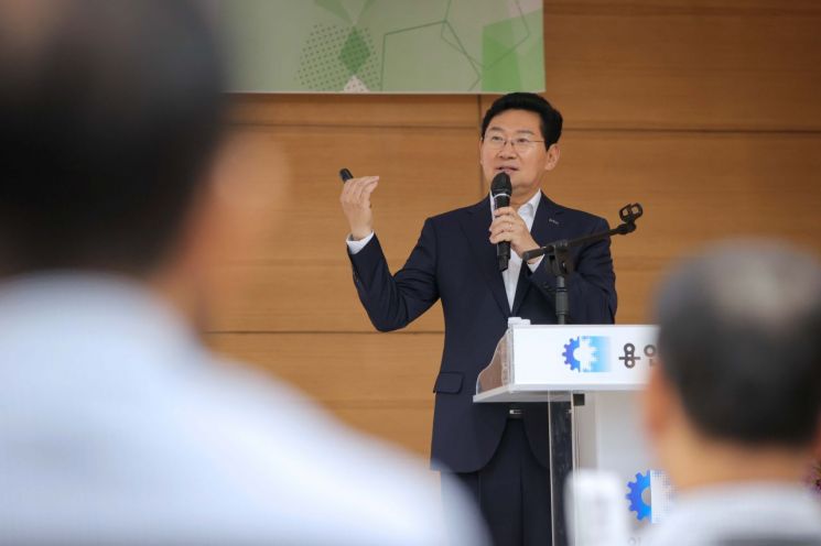 이상일 시장이 8일 용인상공회의소에서 특강을 하고 있다. 용인시 제공