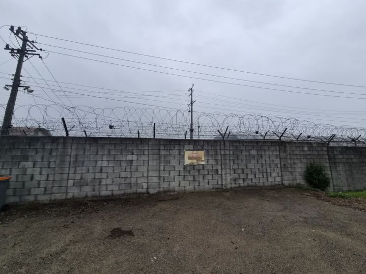 8일 광주 광산구 신촌동 군공항 부지를 둘러싼 담벼락에 철책과 출입금지 경고판이 붙어있다. 이지은 기자