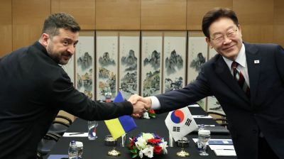 이재명 대통령과 볼로디미르 젤렌스키 우크라이나 대통령이 8일(현지시간) 튀르키예 앙카라 한 호텔에서 정상회담에 앞서 악수하고 있다. 연합뉴스