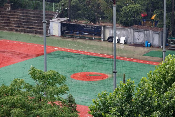 광주제일고등학교(광주일고)와의 경기 도중 5·18 민주화운동을 폄훼하는 응원 구호를 외쳤다가 6개월 출전정지 처분을 받은 서울 배재고 야구부가 8일 재심을 신청하기로 했다. 사진은 이날 서울 강동구 배재고등학교 야구장 더그아웃의 모습. 연합뉴스