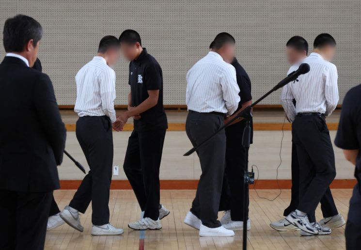 서울 배재고등학교 야구부 학생들이 지난 6일 전남광주특별시 광주제일고등학교를 찾아 사과한 뒤 광주제일고 야구부와 악수하고 있다. 배재고 야구부 학생들은 최근 고교야구선수권대회에서 "스타벅스 가야지"라는 5·18 조롱 응원 구호로 공분을 샀다. 연합뉴스
