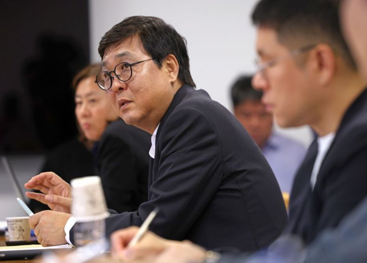 최휘영 문화체육관광부 장관이 8일 서울 종로구 국립현대미술관 서울관에서 대중음악 기획사·유관 협회 관계자를 만나 음악산업 생태계 강화를 위한 의견을 듣고 있다. 문체부 제공