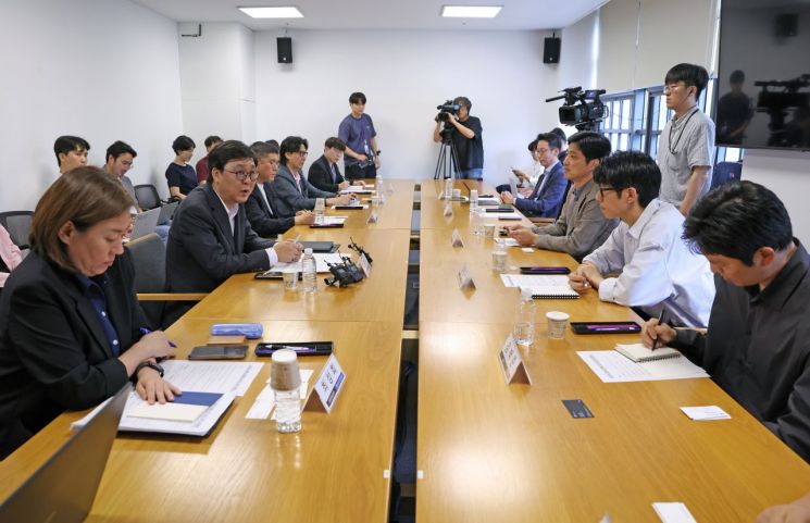 최휘영 문화체육관광부 장관이 8일 서울 종로구 국립현대미술관 서울관에서 대중음악 기획사·유관 협회 관계자를 만나 음악산업 생태계 강화를 위한 의견을 듣고 있다. 문체부 제공