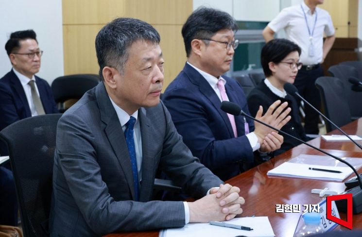 Kim Kwangil, Vice Chairman of MBK (from the left), Kim Junghyun, CEO of Meritz Fire & Marine Insurance, and Cho Jooyeon, CEO of Homeplus, are attending the MBK Partners-Meritz management meeting for Homeplus recovery held on the 9th at the National Assembly Members' Office Building.