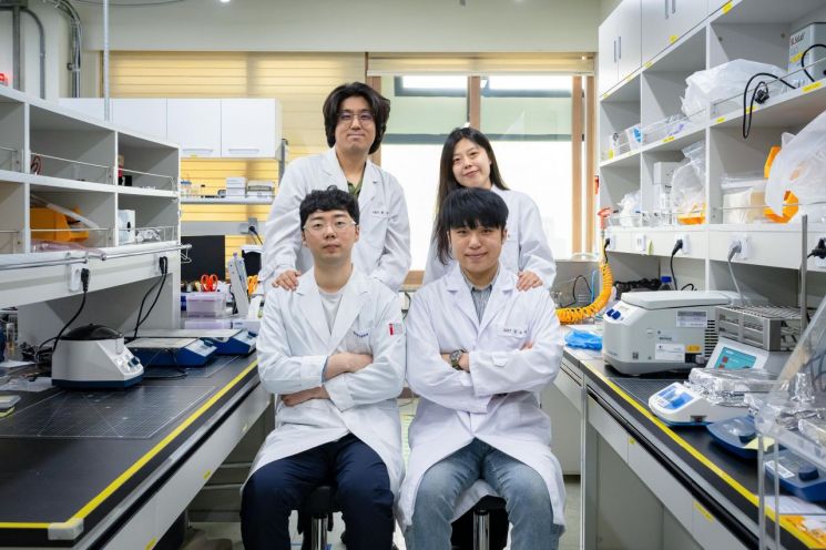 연구팀 사진. (뒷줄 왼쪽부터 시계방향으로) 정현호 GIST 전기전자컴퓨터공학과 교수, 김도은 박사후연구원, 김규린 석박통합과정생, 이주형 석박통합과정생. GIST 제공