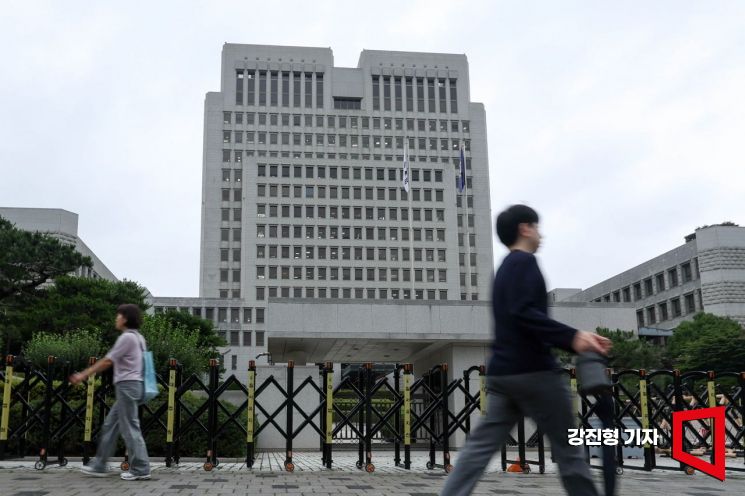 윤석열 전 대통령의 '체포 방해' 사건에 대한 대법원 선고를 앞둔 9일 서울 서초구 대법원 앞에 철제 펜스가 설치돼 있다. 2026.7.9 강진형 기자