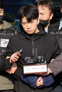 살인·살인미수 혐의를 받는 장윤기(23) 씨가 14일 오전 광주 서부경찰서에서 검찰로 송치되고 있다. 연합뉴스