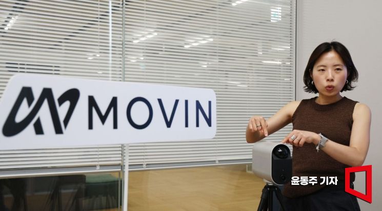 최별이 무빈 대표가 아시아경제와 인터뷰 도중 'MOVIN TRACIN'에 대해 설명을 하고 있다. 윤동주 기자