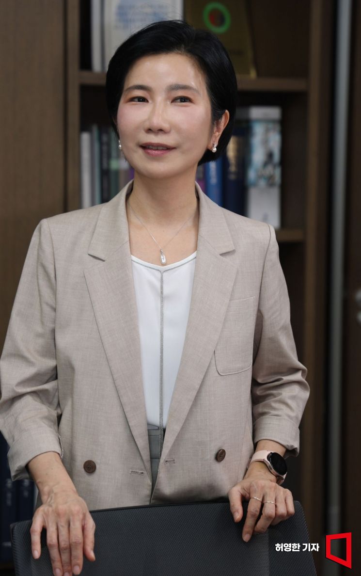 최화인 초이스뮤온오프 대표 겸 블록체인 에반젤리스트(evangelist)가 아시아경제와 인터뷰하고 있다. 허영한 기자