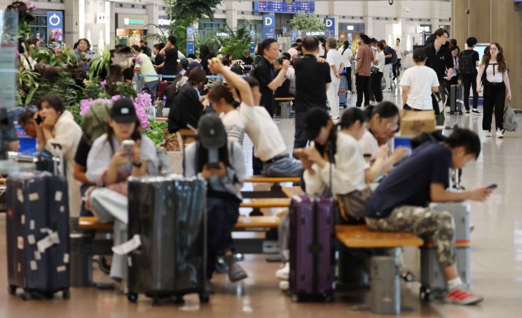8일 인천국제공항 제1여객터미널이 입국하는 내·외국인들로 북적이고 있다. 연합뉴스