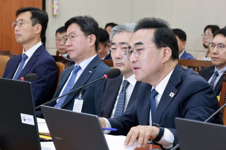 박홍근 기획예산처 장관이 9일 국회에서 열린 재정경제기획위원회 제2차 전체회의에서 의원 질의에 답하고 있다. 연합뉴스