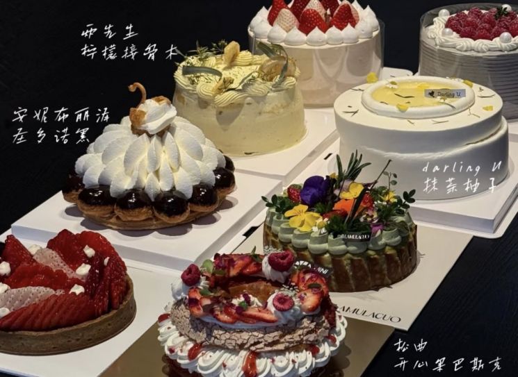 한 판에 수만원을 호가하는 유명 맛집 케이크를 조각으로 나눠 함께 맛보는, 이른바 '케이크 뿌시기 모임'(局)이 최근 중국 Z세대들 사이에서 새로운 소비 트렌드로 떠올랐다.중국 샤오홍슈.