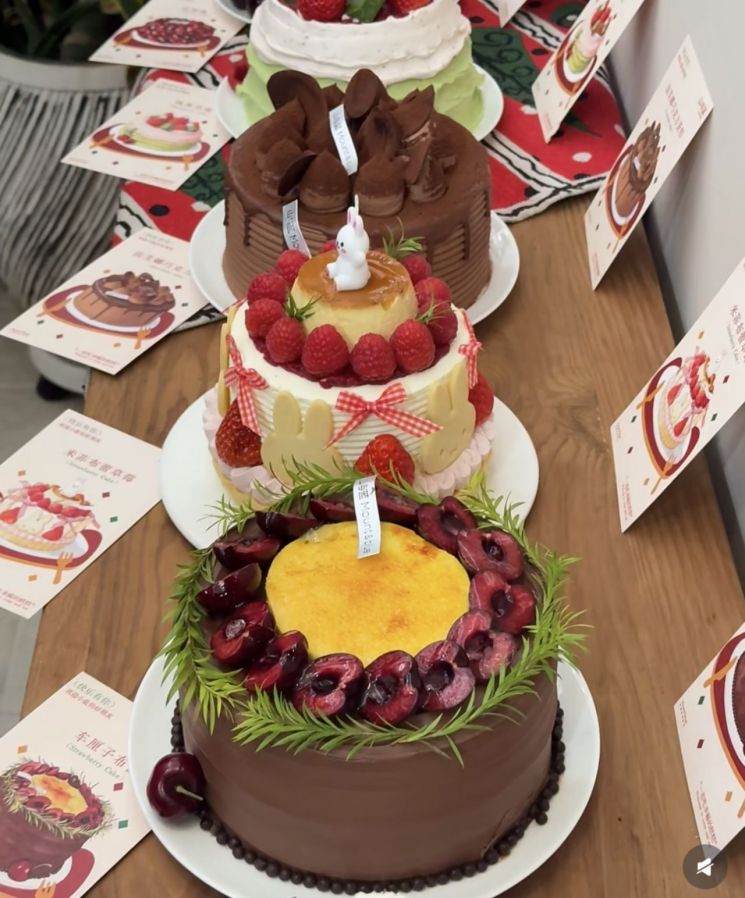 '케이크 뿌시기 모임'(局)에서 다양한 케이크를 맛보는 중국Z세대들. 샤오홍슈.