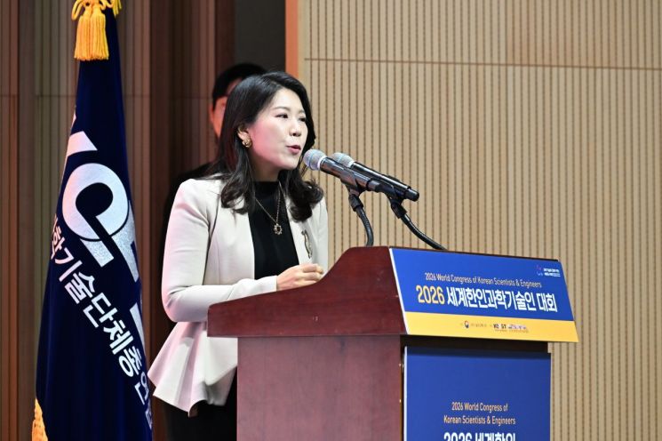 차미영 독일 막스플랑크 보안 및 정보보호연구소 단장이 기조강연을 하고 있다. 과총 제공