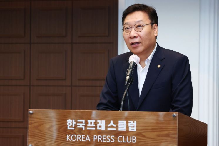 9일 서울 중구 프레스센터에서 열린 2026 부산 세계도서관정보대회(WLIC) 기자간담회 및 홍보대사 위촉식에서 정연욱 공동조직위원장이 인사말을 하고 있다. 연합뉴스