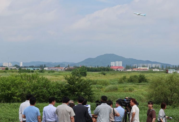 전남광주 광산구 광주 군 공항 상공으로 여객기가 날아오르고 있다. 정부는 호남권 반도체 클러스터 부지로 광주 군 공항을 선정했다. 연합뉴스