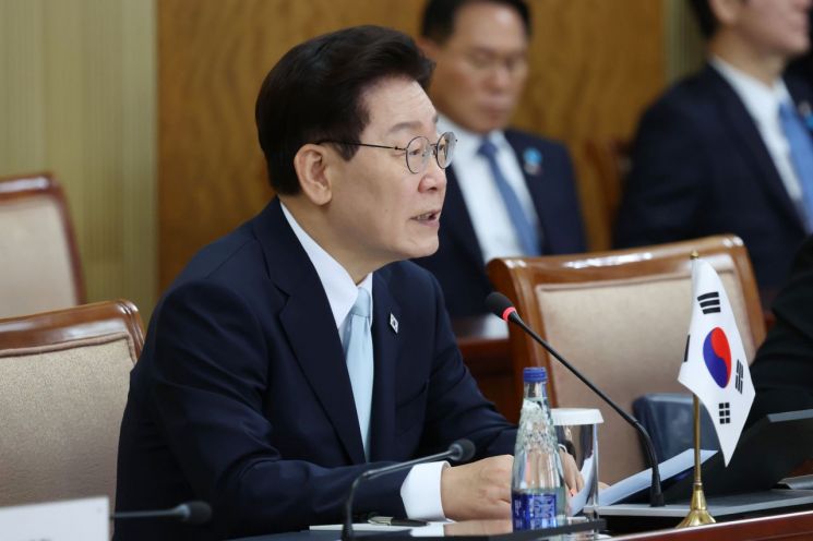 이재명 대통령이 9일(현지시간) 몽골 울란바타르 정부청사에서 열린 오흐나 후렐수흐 대통령과의 정상회담에서 발언하고 있다. 연합뉴스