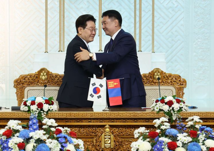 이재명 대통령과 오흐나 후렐수흐 몽골 대통령이 9일(현지시간) 울란바타르 정부청사에서 공동언론발표를 마친 후 인사하고 있다. 2026.7.9 연합뉴스