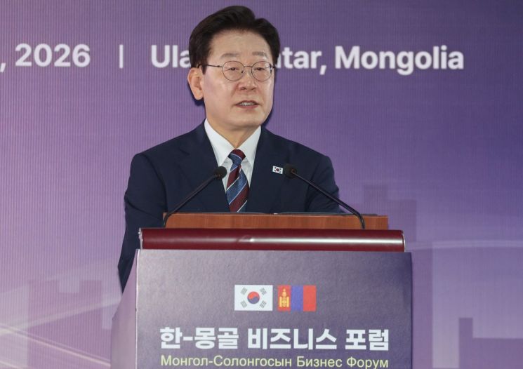 이재명 대통령이 9일(현지시간) 몽골 울란바타르 한 호텔에서 열린 한-몽골 비즈니스 포럼에서 축사를 하고 있다. 2026.7.9 연합뉴스