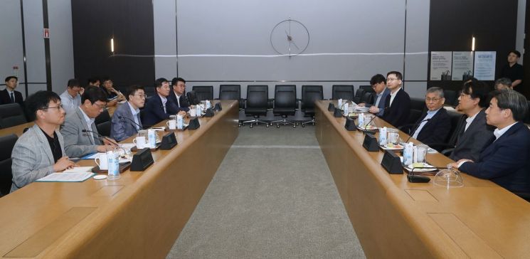 최원용 평택시장이 지난 9일 삼성전자 평택캠퍼스를 방문해 기업 관계자들과 간담회를 갖고 대규모 투자에 대한 신속한 행정지원과 지역 상생 방안을 논의하고 있다. 평택시 제공