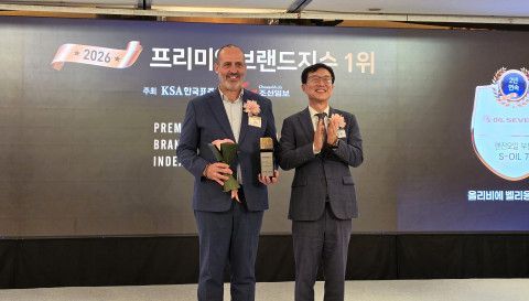 ‘2026 프리미엄브랜드지수(KS-PBI)’ 1위 시상식에서 올리비에 벨리옹 STLC 대표(왼쪽)가 수상하고 있다. 에쓰오일토탈에너지스윤활유