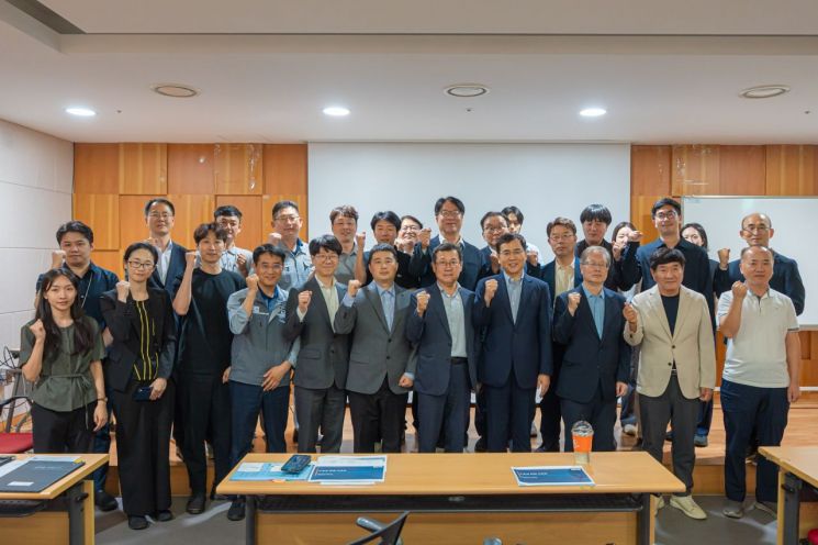 한국해양수산개발원과 부산국제금융진흥원이 중소 조선소 대표들과 간담회를 갖고 기념촬영하고 있다. KMI 제공