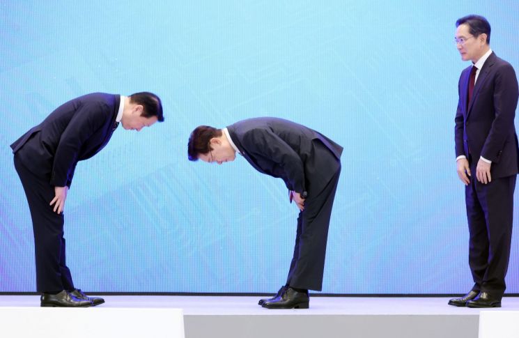 8일 경기도 수원시 권선구 수원메쎄에서 열린 '경기도 5070 일자리 박람회'가 구직자들로 붐비고 있다. 청와대통신사진기자단