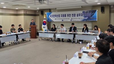 광주본부세관은 10일 청사 3층 세미나실에서 관내 반도체·조선·화학 보세공장 등 수출기업 실무자들과 간담회를 개최했다. 광주본부세관 제공