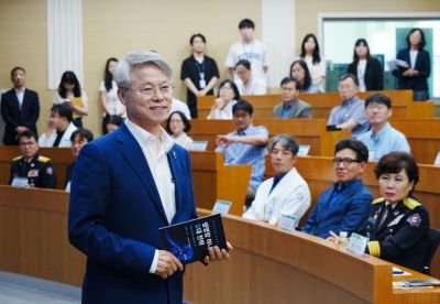 민형배 전남광주통합특별시장이 10일 오전 동구 전남대병원 의생명연구원을 방문해 정신 전남대병원장, 소방, 유관기관 관계자들과 지역 응급의료체계를 점검하고 있다. 전남광주통합특별시 제공