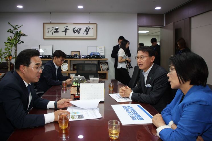 최현덕 시장이 지난 9일 기획예산처 장관과 면담을 갖고 공공의료 인프라 확충과 광역교통망 구축, 지방재정 기반 강화 등 주요 시정 과제의 정부 반영을 건의하고 있다. 남양주시 제공