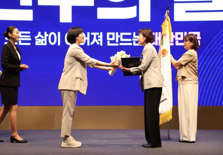 최혜민 광명시 부시장(오른쪽)이 10일 오후 서울 중구 웨스틴 조선호텔에서 열린 보건복지부 주관 ‘2026년 제15회 인구의 날 기념행사’에서 현수엽 보건복지부 제1차관으로부터 인구정책 유공 분야 대통령 표창을 받고 있다. 광명시 제공