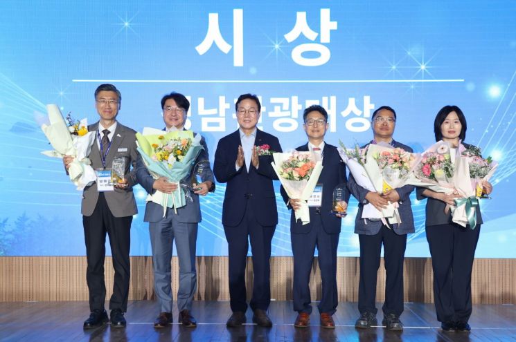 박완수 경남도지사(왼쪽 세 번째)가 제1회 경상남도 관광의 날 기념식에서 '경남관광대상'을 수상한 시·군 관계자들과 기념사진을 찍고 있다. [사진제공=경남도]